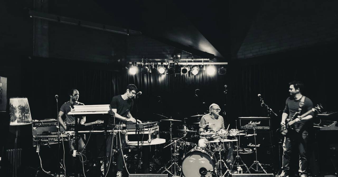 Band auf der Bühne bei einem Live-Auftritt